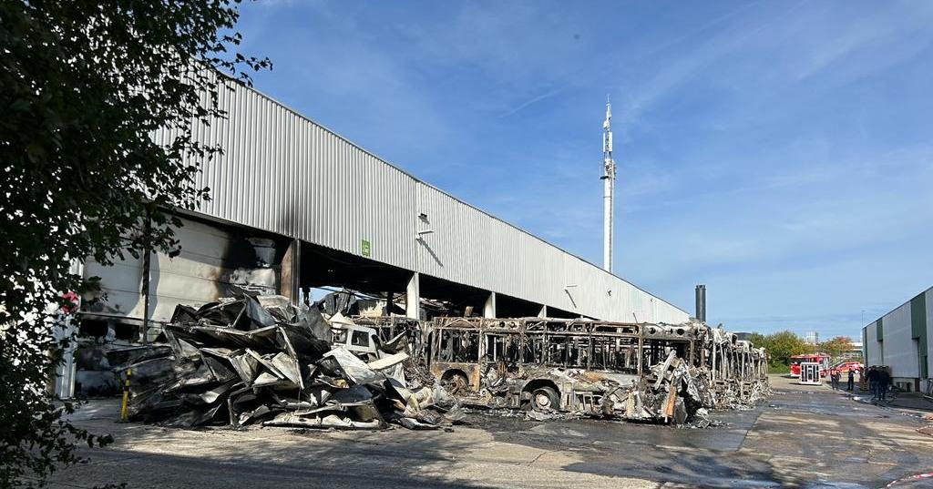 V garážích dopravního podniku Belgického Multiobus v Tienen shořelo v noci 18. října 2023 24 autobusů, z toho 13 elektrických Ebusco. Příčina požáru se zatím jeví jako náhodná. Foto (c) ROBtv.be
